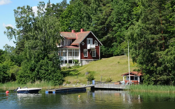 Σουηδία, γραφικό σπίτι σε ένα μικρό νησί κοντά σε Στοκχόλμη — Φωτογραφία Αρχείου