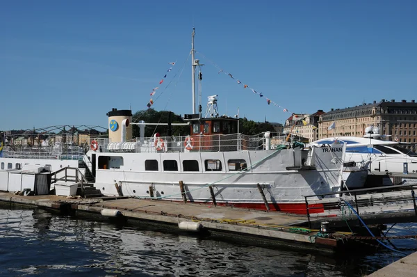 Oude en historische boot in de haven van stockholm — Stockfoto