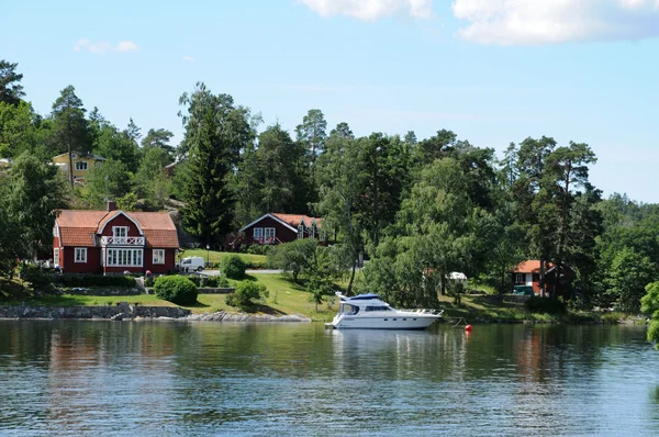 Schweden, malerisches Haus auf einer kleinen Insel in der Nähe von Stockholm — Stockfoto