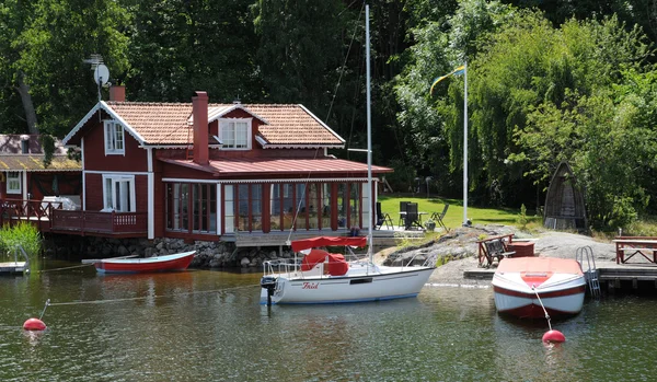 Sverige, pittoreske hus på en liten øy nær Stockholm – stockfoto