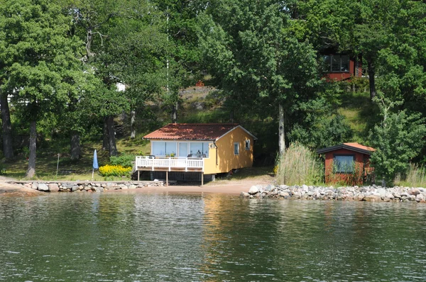 Svezia, pittoresca casa su una piccola isola vicino a Stoccolma — Foto Stock