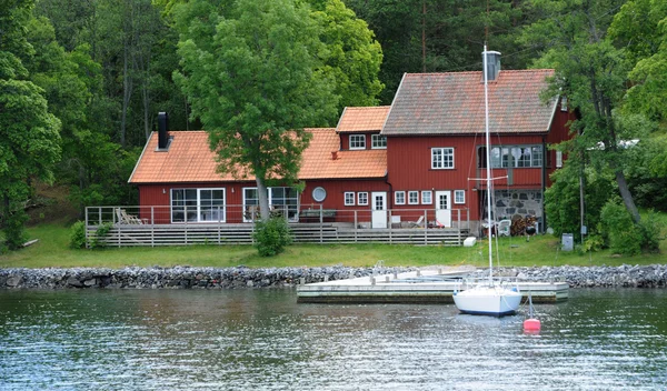 Suecia, pintoresca casa en una pequeña isla cerca de Estocolmo — Foto de Stock