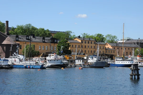 Човен на березі Балтійського моря в Стокгольмі — стокове фото