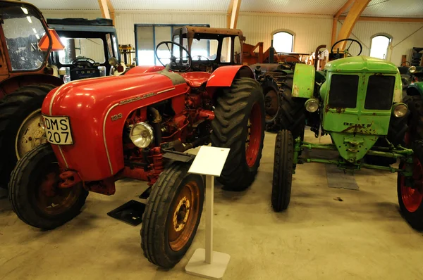 老和历史的拖拉机在 storlinge motormuseum — 图库照片