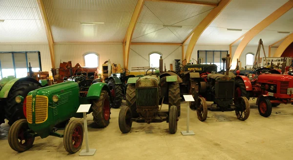 Tratores antigos e históricos em Storlinge Motormuseum — Fotografia de Stock