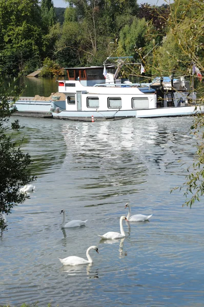 França, uma barcaça no rio Sena em Les Mureaux — Fotografia de Stock