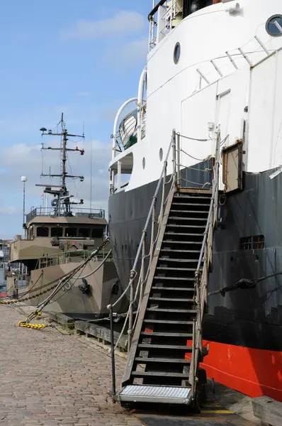 Oude en historische boot in de haven van Palermo — Stockfoto