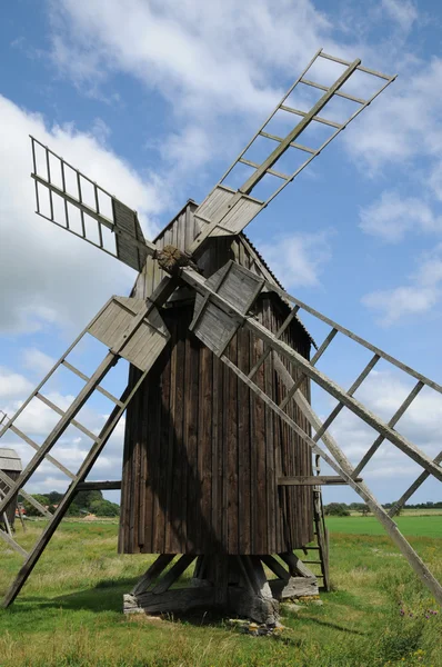 Suécia, antigo e histórico moinho de vento de Lerkaka — Fotografia de Stock