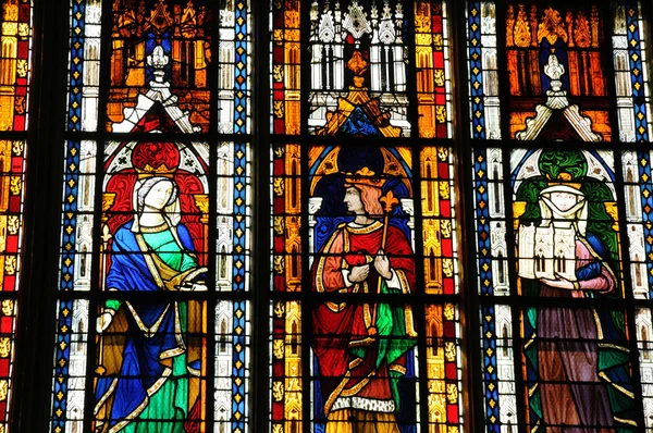 Glasraam in de collegiale kerk van mantes la jolie — Stockfoto