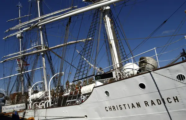 Tre behärskar båt, kristna Rädisa i oslo — Stockfoto