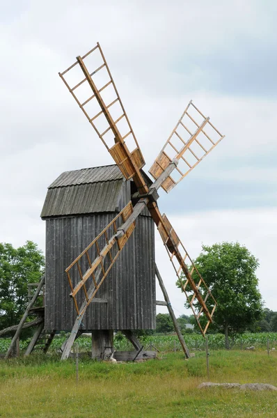 Suécia, antigo e histórico moinho de vento de Himmelsberga — Fotografia de Stock