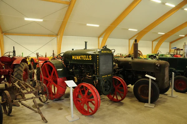 老和历史的拖拉机在 storlinge motormuseum — 图库照片