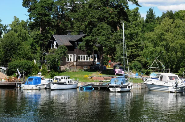 Svezia, pittoresca casa su una piccola isola vicino a Stoccolma — Foto Stock