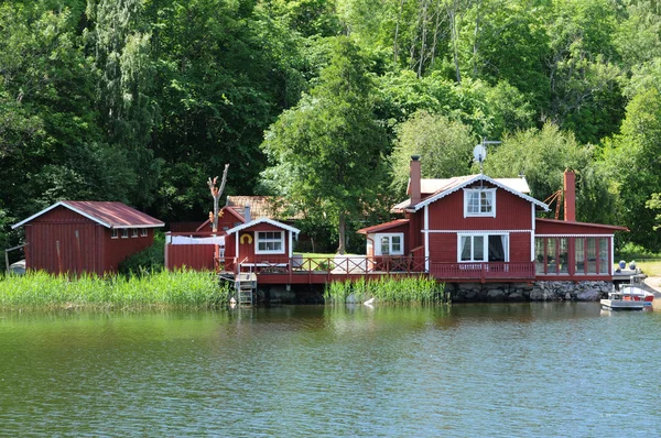 Schweden, malerisches Haus auf einer kleinen Insel in der Nähe von Stockholm — Stockfoto