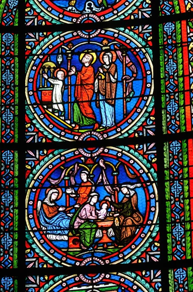 Yvelines, målat glasfönster i poissy collegiate church — Stockfoto