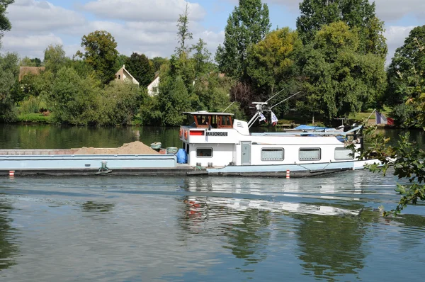 Francia, una chiatta nel fiume Seine a Les Mureaux — Foto Stock