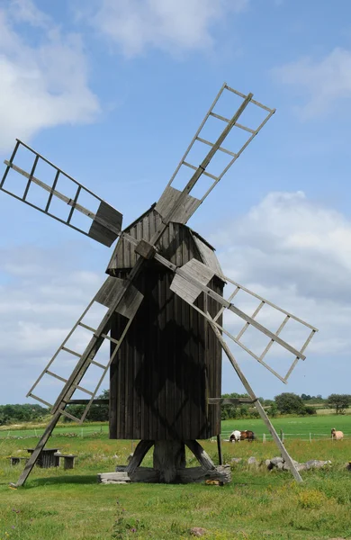 スウェーデン、lerkaka の古い、歴史的な風車 — ストック写真