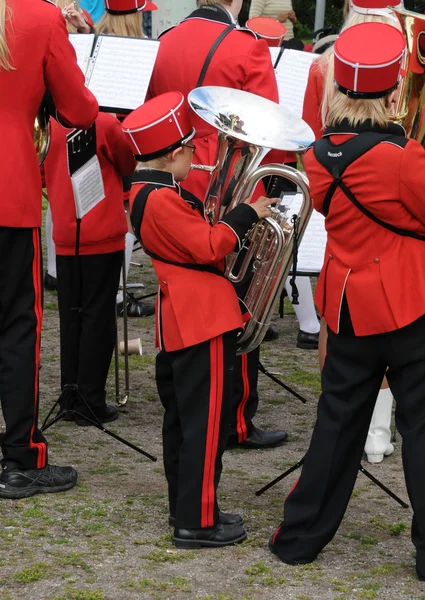 Fanfar med röd uniform i stockholm — Stockfoto