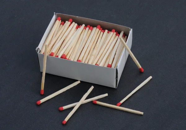 Some matches and a matchbox — Stock Photo, Image