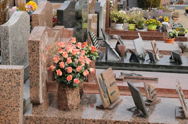 Francia, il cimitero di Triel Sur Seine — Foto Stock