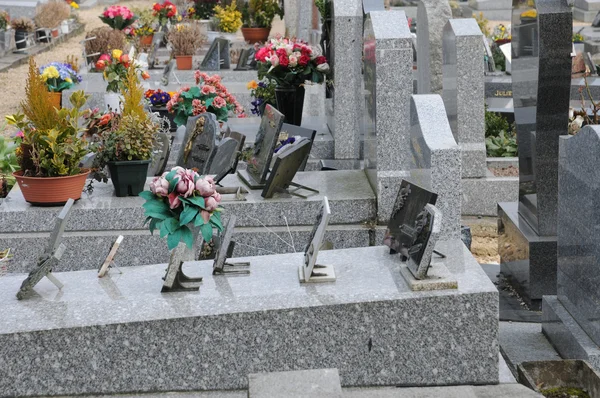 Francie, hřbitov triel sur Seine — Stock fotografie