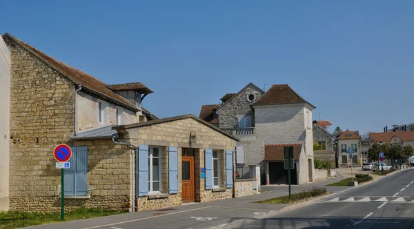 Франция, деревня Нёвиль-сюр-Уаз в Валь-д "Уаз — стоковое фото