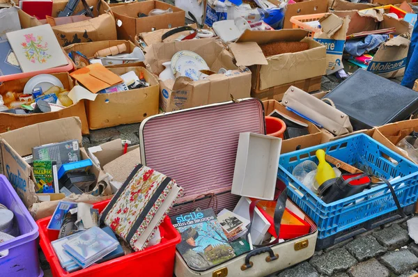 Oude voorwerpen op marolles district rommelmarkt in Brussel — Stockfoto