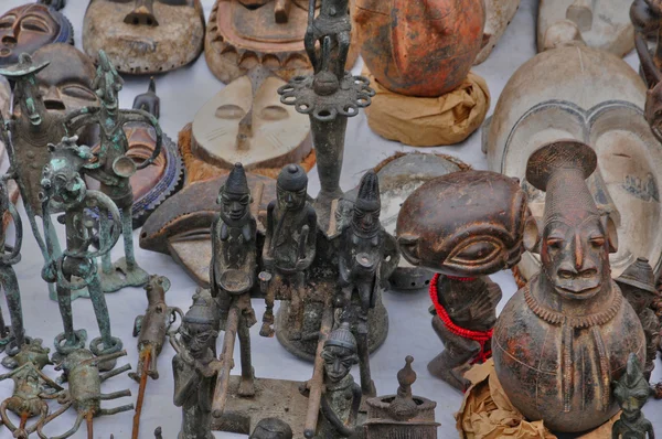 Old objects at Marolles district flea market in Brussels — Stock Photo, Image