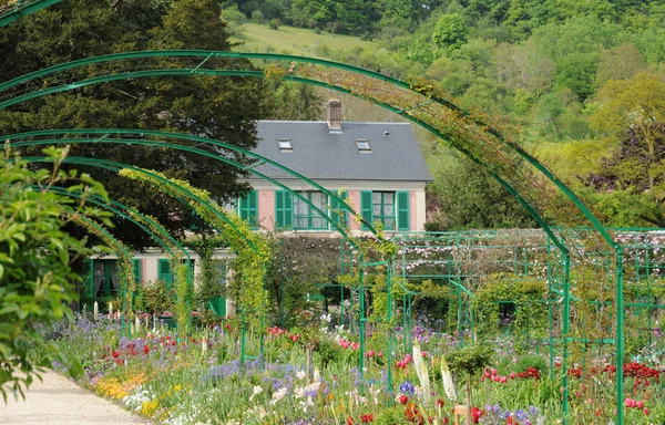 Monet talo Giverny in Normandie — kuvapankkivalokuva