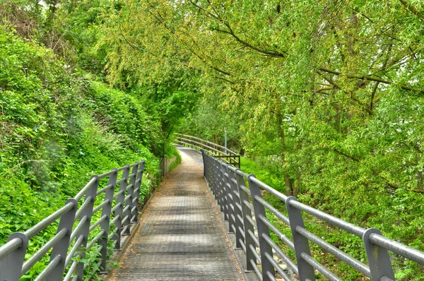 France, a footpath in Les Mureaux near the Seine river — Stock Photo, Image