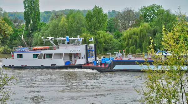 Frankreich, ein Lastkahn auf seinem Fluss in les mureaux — Stockfoto