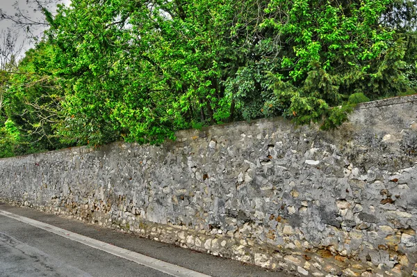 Francja, ulica w les mureaux murs gros — Zdjęcie stockowe