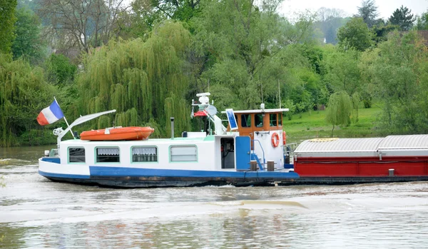 Frankreich, ein Lastkahn auf seinem Fluss in les mureaux — Stockfoto