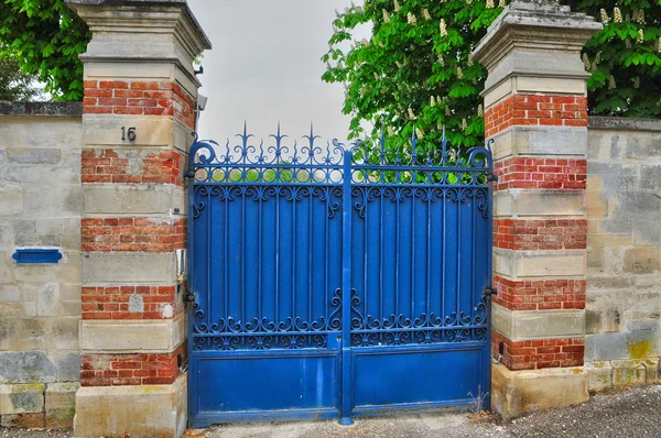 Francia, una vieja puerta en Les Mureaux — Foto de Stock