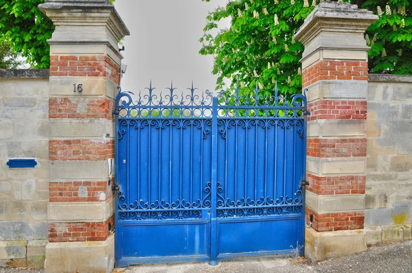 Francia, una vieja puerta en Les Mureaux —  Fotos de Stock