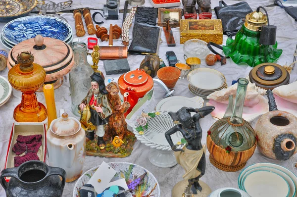 Oude voorwerpen op marolles district rommelmarkt in Brussel — Stockfoto