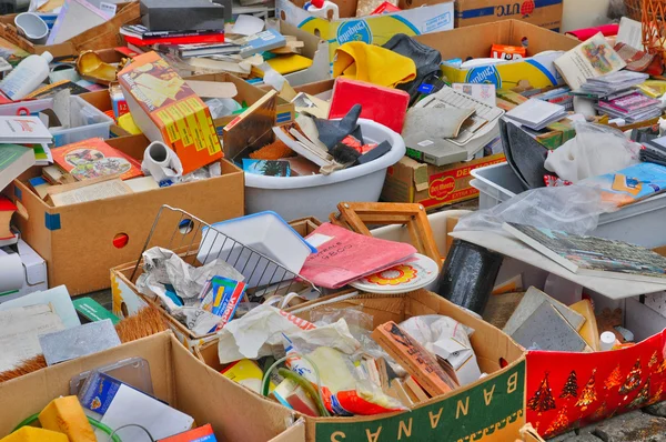 Oude voorwerpen op marolles district rommelmarkt in Brussel — Stockfoto