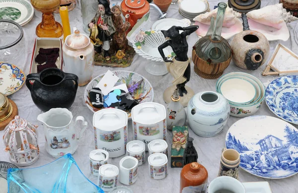 Old objects at Marolles district flea market in Brussels — Stock Photo, Image