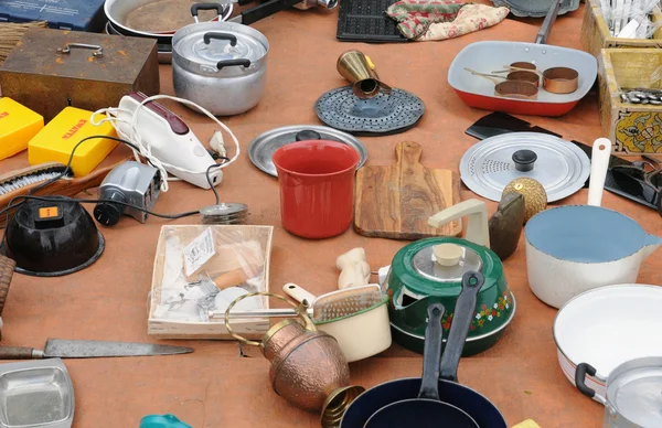 Oude voorwerpen op marolles district rommelmarkt in Brussel — Stockfoto