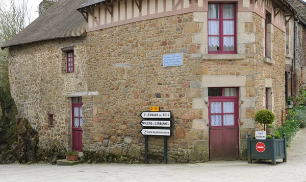 Живописная деревня Сен-Ченери-ле-Жерей в Нормандии — стоковое фото