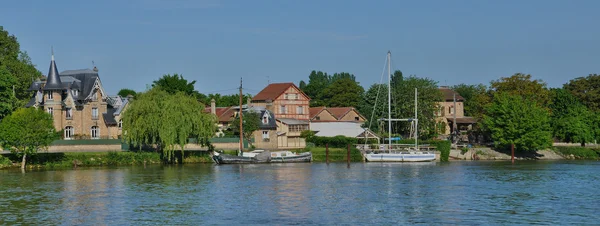 Francia, la ciudad de Triel sur Seine — Foto de Stock