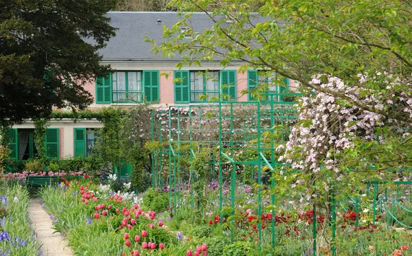 Monet talo Giverny in Normandie — kuvapankkivalokuva