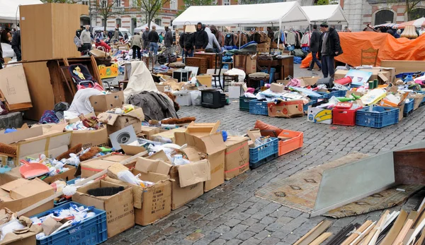 Alte Objekte auf dem Stadtteilflohmarkt in Brüssel — Stockfoto
