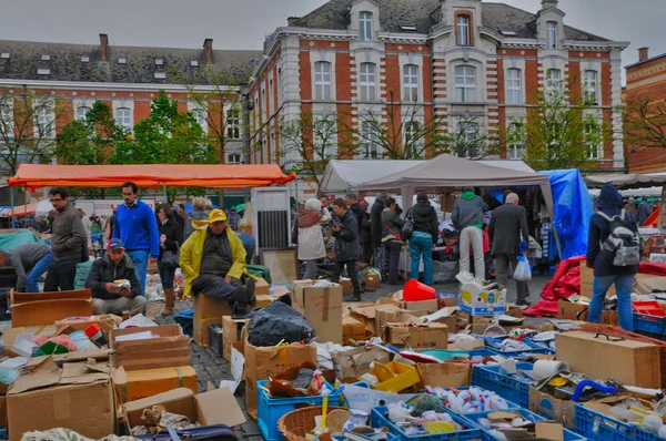 Régi tárgyak Marolles kerület bolha piacon Brüsszelben — Stock Fotó