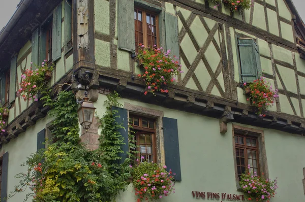 Pintoresco pueblo de Riquewihr en Alsacia —  Fotos de Stock