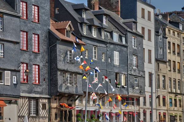 Oud huis in de commune van honfleur in Normandië — Stockfoto