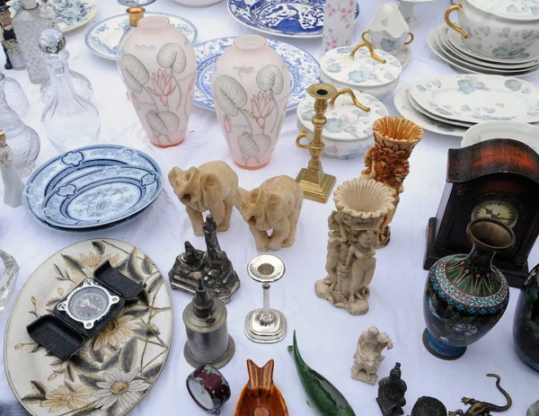Objetos antiguos en el mercadillo del distrito de Marolles en Bruselas — Foto de Stock