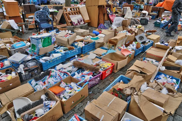 Oude voorwerpen op marolles district rommelmarkt in Brussel — Stockfoto