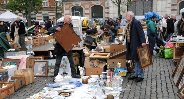 Objetos antiguos en el mercadillo del distrito de Marolles en Bruselas —  Fotos de Stock