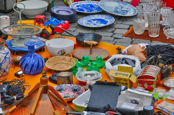 Oude voorwerpen op marolles district rommelmarkt in Brussel — Stockfoto